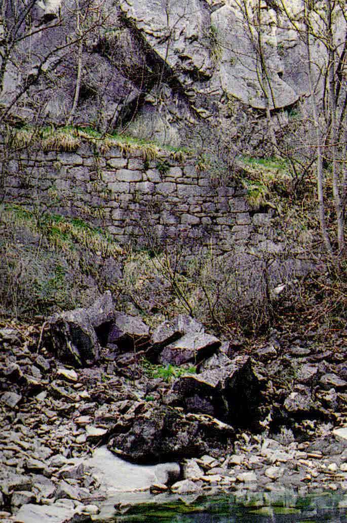 Mur soutien tunnel voie rocher gorge.jpg